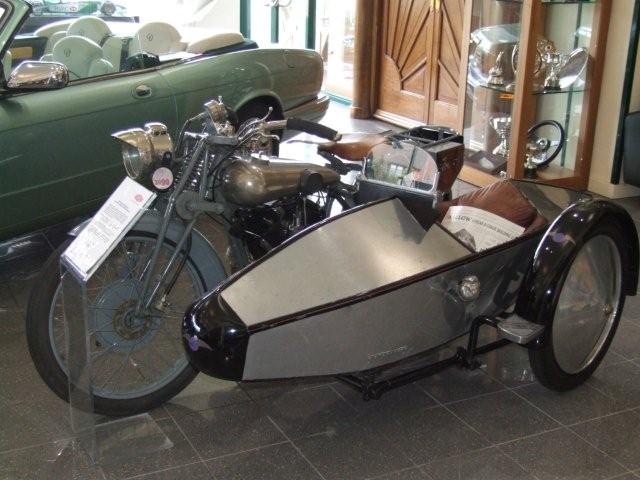 Zcela v provopotku vyrbla spolen firma W.Lyonse a W.Walmsleyho postrann vozky k motorkm